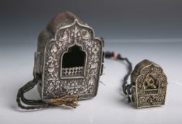 2 kl. Hausaltäre, Silberblech, teils vergoldet, Rankendekor, davon 1x m. kl. Buddha-Figur,