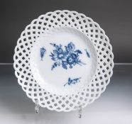 Teller mit Durchbruchsrand aus Porzellan von Meissen (blaue Unterbodenschwertermarke mit