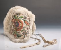 Trachtenhaube (Siebenbürgen, wohl 19. Jahrhundert), fein bestickt, teils mit Fell.