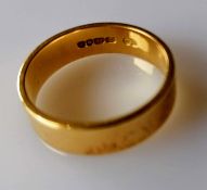 An 18ct yellow gold wedding band, 6mm, size Q, hallmarked, 5.92g