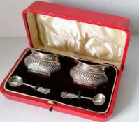 A cased Edwardian pair of silver salts with spoons by Joseph Gloster, Birmingham, 1904, case damaged