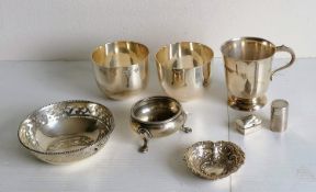 A pair of contemporary silver cups by Deakin & Francis Ltd., Birmingham, 1978, each 6 cm; a