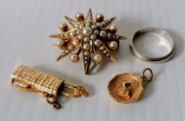 A Victorian-style star brooch with pearl decoration on yellow metal, unmarked, 8.9g together with