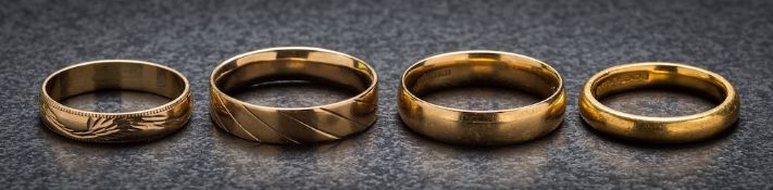 A 22ct gold wedding band, an 18ct gold wedding band and two 9ct gold bands.