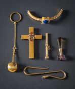 A late 19th Century gold handkerchief or napkin holder with scallop shell clasp and small finger