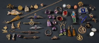 A collection of charms, pins, gold jewellery items, an amethyst single-stone ring,