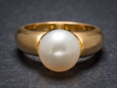 A single cultured pearl ring: the cultured pearl approximately 10mm diameter,