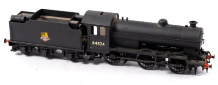 A kit built O gauge model of a Gresley J39/1 0-6-0 locomotive and tender No 64824: black.