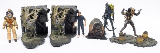 A collection of various lose Alien and Aliens figures, various makes:,