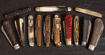 A collection of horn stag and bone handled vintage pocket knives: including a horn fleam,
