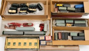Hornby Dublo and other OO/HO gauge: a collection of loose rolling stock, including milk wagons,