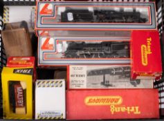 A Wills Finecast OO/HO gauge LNER K3 Class 2-6-2 locomotive and tender kit: together with a group