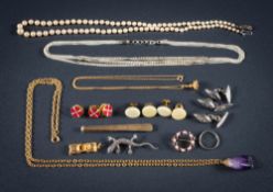 A collection of jewellery to include an 18ct white gold band (2.