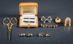 Jewellery items: to include a gold thimble, a diamond three-stone brooch,