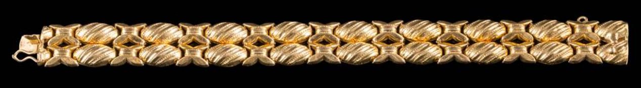 A flexible-link bracelet: stamped '750', approximately 25gms gross weight.