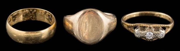 A 9ct gold signet ring weighing 6gms,