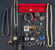 A collection of silver jewellery and costume jewellery: to include a silver commemorative coin in