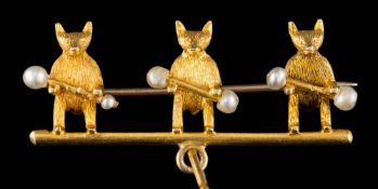 A fox motif bar brooch: set with seed pearls, approximately 34mm long, un-marked.