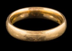 A yellow gold wedding band: marks worn, 7.3g.