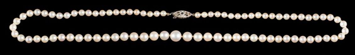 A graduated cultured pearl single-string necklace: composed of eighty-four cultured pearls