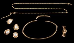 Scrap gold jewellery items to include a broken bangle,