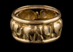 An 18 carat gold elephant ring, designed as elephants in a circle, stamped 750, P 1/2, 7.