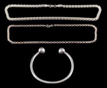 A silver palmier link necklace:,