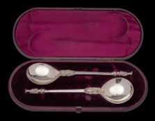 A pair of Continental silver seal top apostle spoons: with pear-shaped bowls, cased, 127gms, 4.