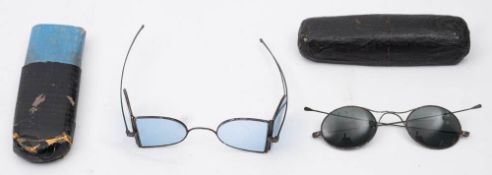 A pair of late 18th/early 19th century 'D' shaped railway glasses: with blue tinted lenses,