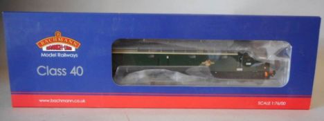 Bachmann, 00 gauge, a Class 40 diesel locomotive No D369: in BR green livery, boxed.