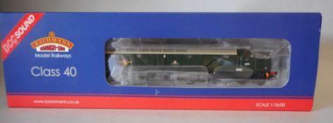 Bachmann, 00 gauge, a Class 40 diesel locomotive No D211: in BR green livery, boxed.