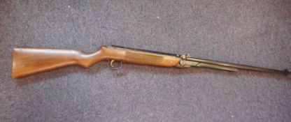 A Webley MK III .22 calibre air rifle: overall length 109cm.