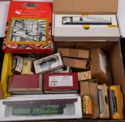 Castlehouse, and others. A boxed collection of vintage commercial and other vehicles.