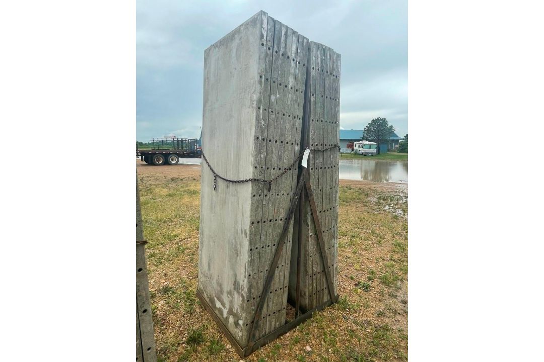 (16) 3' x 8' Wall-Ties Smooth Aluminum Concrete Forms 8" Hole Pattern, Basket is included. Located i - Image 7 of 9