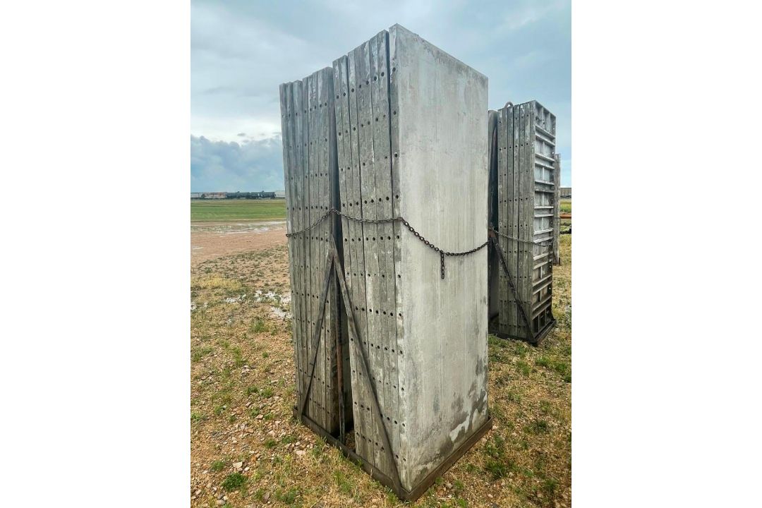 (16) 3' x 8' Wall-Ties Smooth Aluminum Concrete Forms 8" Hole Pattern, Basket is included. Located i - Image 5 of 9