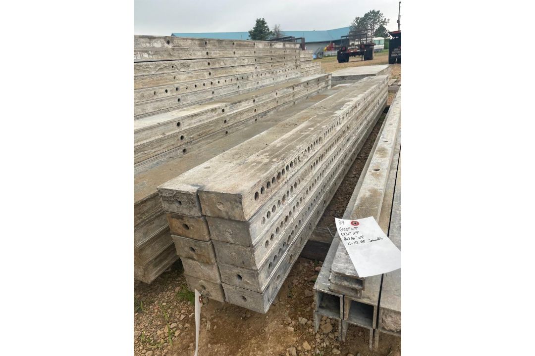 (10) 4" x 9' Wall-Ties Smooth Aluminum Concrete Forms 6-12 Hole Pattern. Located in Lake Crystal, MN - Image 3 of 4