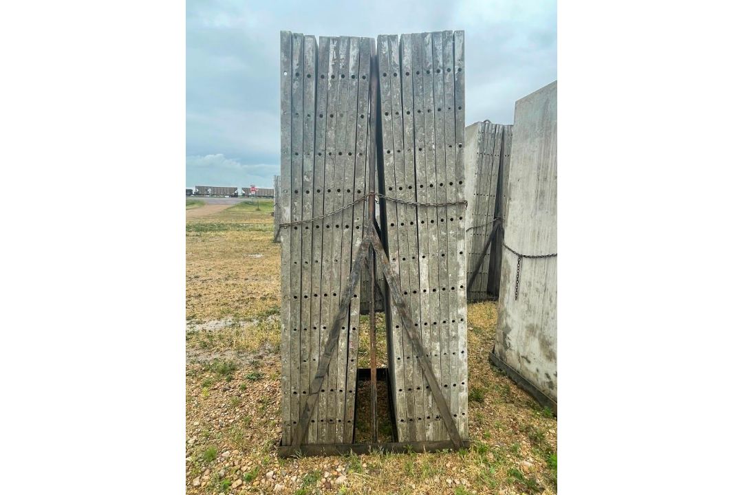 (16) 3' x 8' Wall-Ties Smooth Aluminum Concrete Forms 8" Hole Pattern, Basket is included. Located i - Image 4 of 9