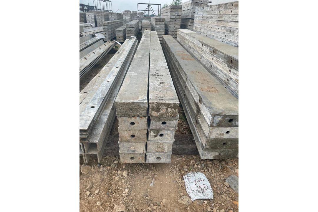 (10) 4" x 9' Wall-Ties Smooth Aluminum Concrete Forms 6-12 Hole Pattern. Located in Lake Crystal, MN - Image 4 of 4