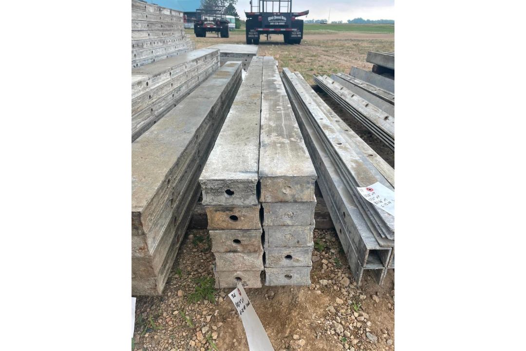 (10) 4" x 9' Wall-Ties Smooth Aluminum Concrete Forms 6-12 Hole Pattern. Located in Lake Crystal, MN - Image 1 of 4