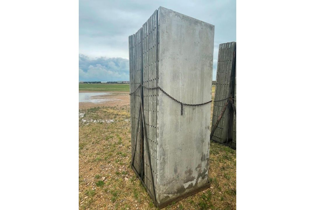 (16) 3' x 8' Wall-Ties Smooth Aluminum Concrete Forms 8" Hole Pattern, Basket is included. Located i - Image 6 of 9