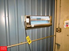 Sticky Fox S/S Fluorescent Bug Light, Model 225GT Rigging Fee: $20