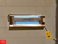 Sticky Fox S/S Fluorescent Bug Light, Model 225GT Rigging Fee: $20