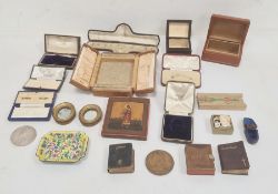 Quantity of jewellery cases including a Victorian shaped leather bracelet case, a red leather brooch