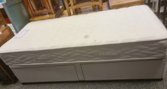 Modern single divan bed with Myers Elara Dreamworld mattress Condition ReportThere is no obvious