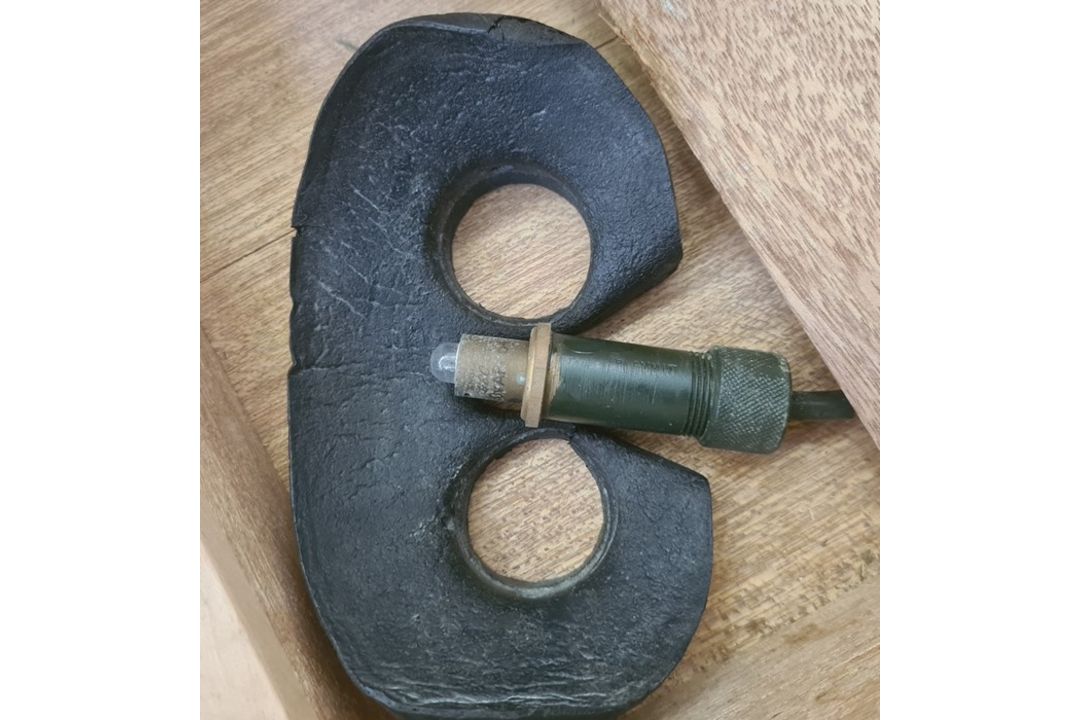 Pair of Ross London gunsight binoculars, no.122841 housed in teak box marked 'Binocular Gunsight - Image 4 of 9