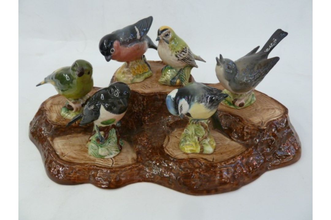 12 various Beswick small model birds to include kingfisher and a Beswick ceramic bark-pattern five- - Image 1 of 2