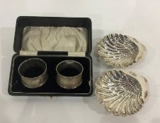 Pair Edwardian silver scallopshell trinket dishes, each on three ball feet, 10cm wide and a pair
