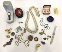 Quantity of costume jewellery to include diamante brooches, Scottish thistle brooch, lady's white