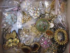 Quantity of vintage 20th century and later brooches to include diamante and coloured paste (1 box)