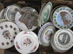 Assorted plates, souvenir plates, various tourist destinations, etc (2 boxes)